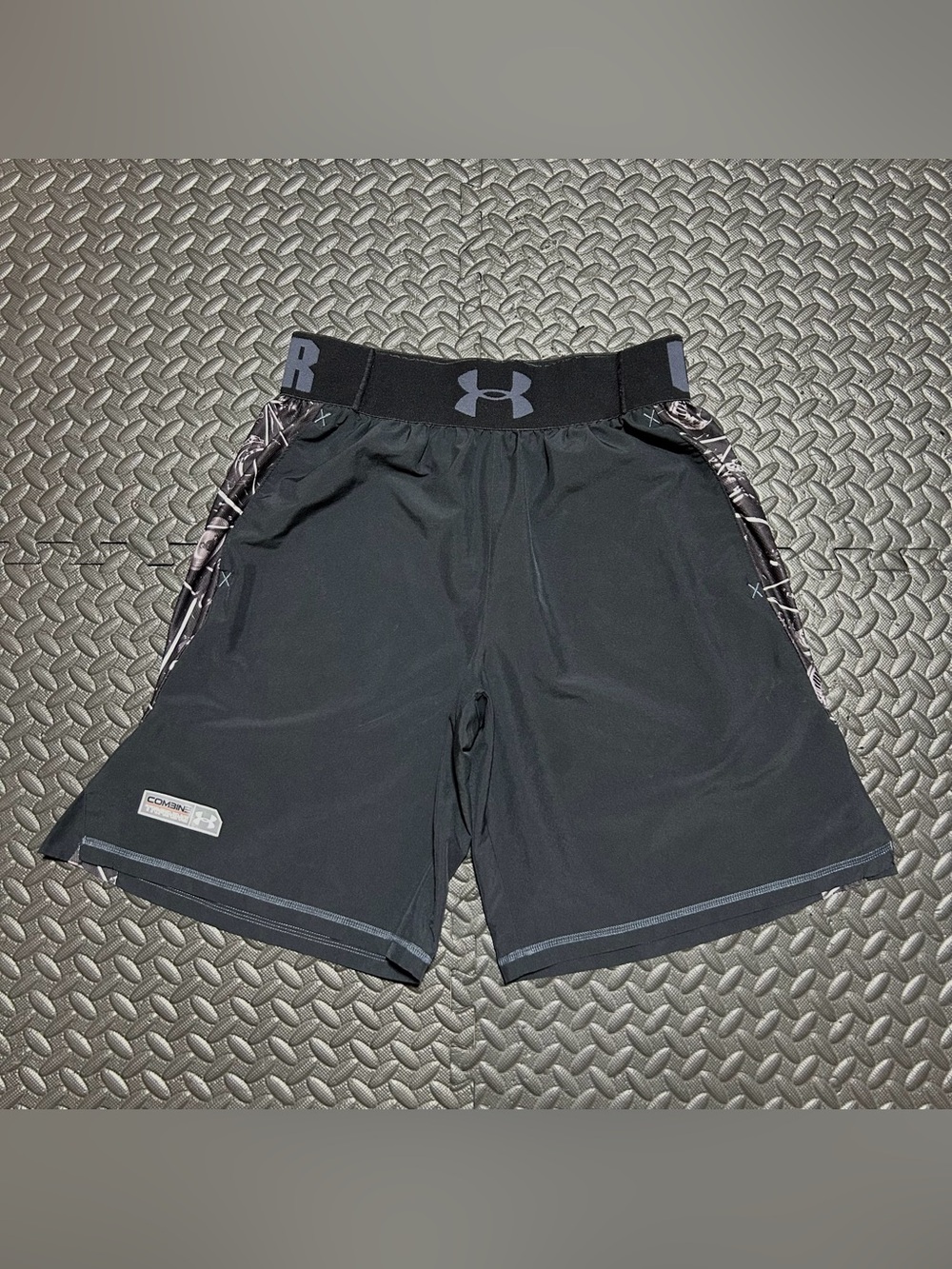 Under Armour Combine Training Shorts Lightweight Black Logo Abstract Mens Large
